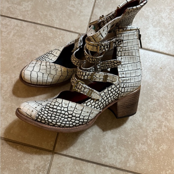 FREEBIRD FELICITY BOOTIES - Picture 8 of 8